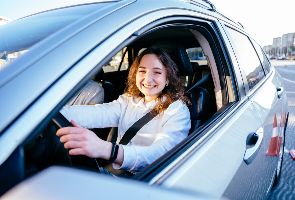 Jugendliche beim Lernen für den Führerschein in der Fahrschule