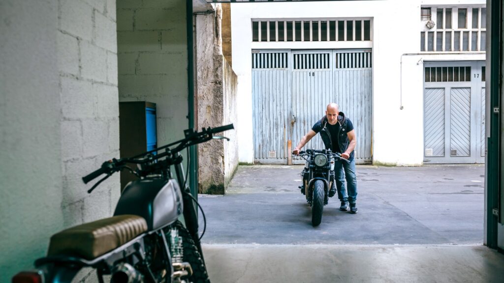 Motorradfahrer bringt sein Motorrad in die Garage